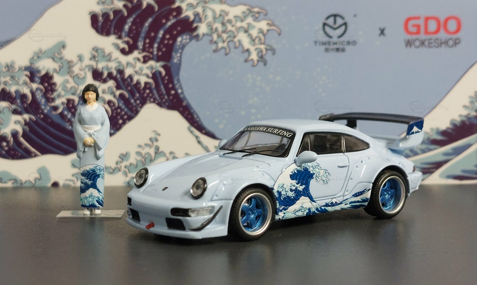 Porsche 911 (964) Kanagawa Surfing 1:64 Modellauto von Time